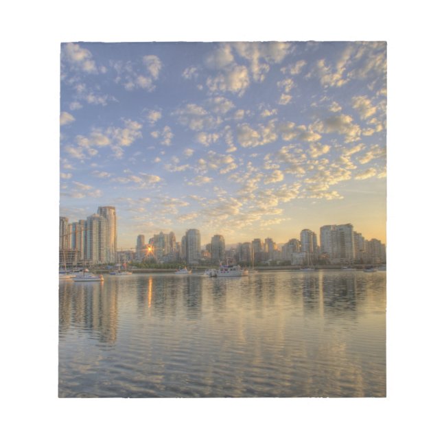 Blick über False Creek auf die Skyline von Notizblock (Vorderseite)