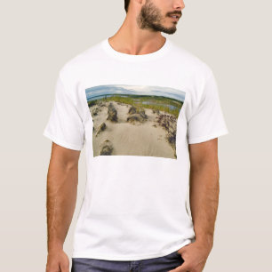 Blick von einem sandigen Hügel auf Seen und Hügel T-Shirt