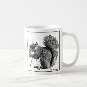 Blindes Eichhörnchen findet eine Nuss-Tasse Kaffeetasse