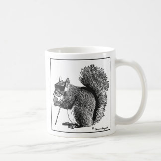 Blindes Eichhörnchen findet eine Nuss-Tasse Kaffeetasse