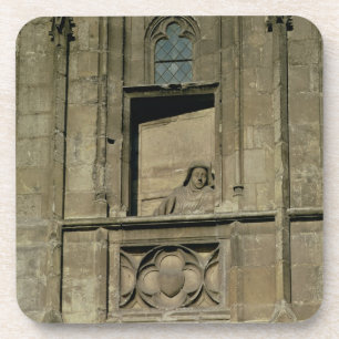 Blindes Fenster in der Eingangsfassade mit einer Getränkeuntersetzer