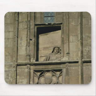 Blindes Fenster in der Eingangsfassade mit einer Mousepad