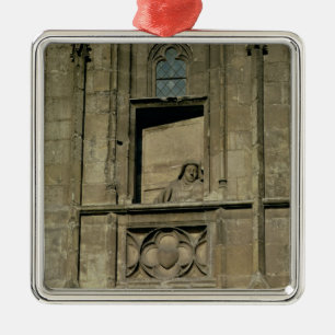 Blindes Fenster in der Eingangsfassade mit einer Silbernes Ornament