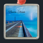 Blitze am Navarra Beach Pier Ornament Aus Metall<br><div class="desc">Ornament mit einem weiteren Blitzschlag über dem Golf von Mexiko, Atlantik. Ich trotzte einem Spaziergang durch den Navarra Beach Angelsteg, um einen Teil des Blitzes zu erfassen, und hier ist eine meiner Glückspilze. Suchen Sie weitere Drucke oder Produkte? Fühlen Sie sich frei, um meinen Laden zu besuchen: http://www.zazzle.com/timelessmomentsphtgy Dieses Foto...</div>