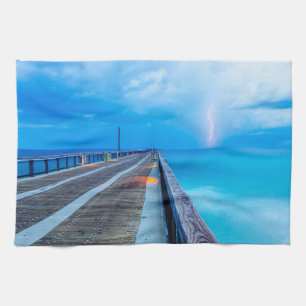 Blitze am Navarre Beach Pier Geschirrtuch