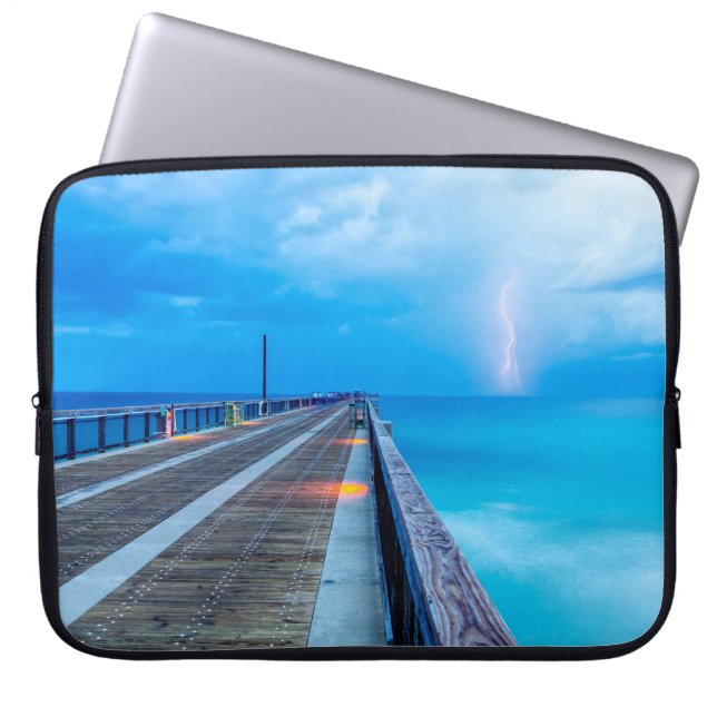 Blitze am Navarre Beach Pier Laptopschutzhülle (Vorderseite)