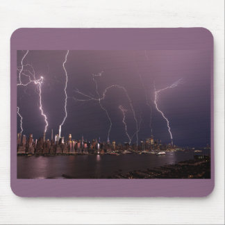Blitze treffen die höchsten Gebäude Manhattans Mousepad