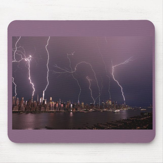 Blitze treffen die höchsten Gebäude Manhattans Mousepad (Vorne)