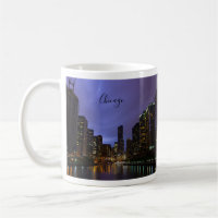 Blitze über der Kaffee-Tasse des Chicago River