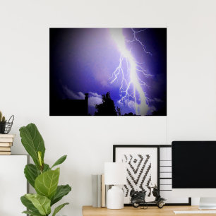 Blitze unter einem dunklen blauen Himmel Poster