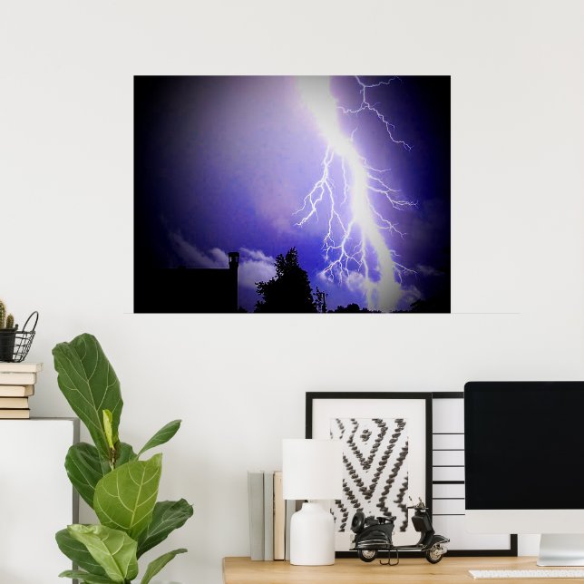 Blitze unter einem dunklen blauen Himmel Poster (Heimbüro)