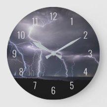 Blitzschlag Gewitter in Nachtlandschaft