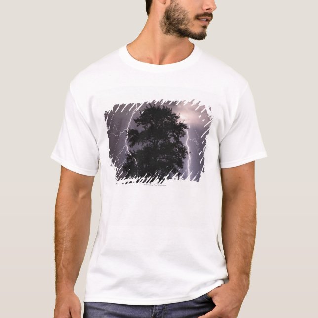 Blitzschläge im Himmel hinter einem Baum T-Shirt (Vorderseite)