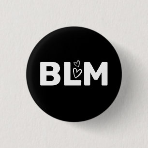 BLM mit/ Typografie des weißen Herzens auf schwarz Button