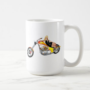 Blond auf einem Chopper Tasse