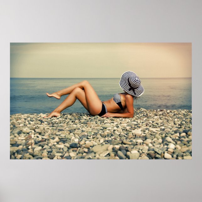 Blond Frau am Strand Poster (Vorne)