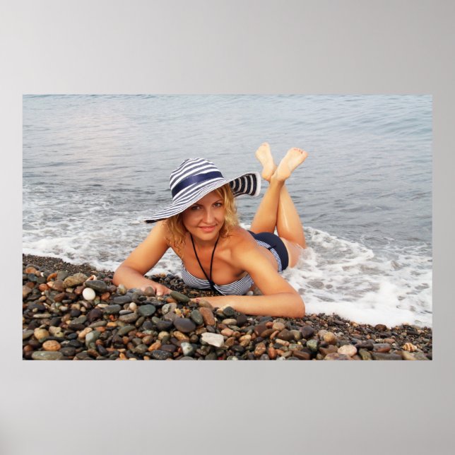 Blond Frau am Strand Poster (Vorne)