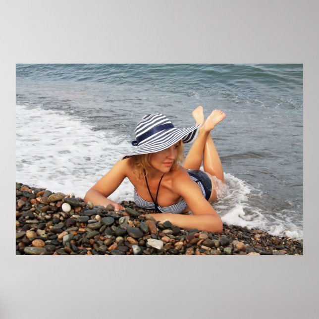 Blond Frau am Strand Poster (Vorne)