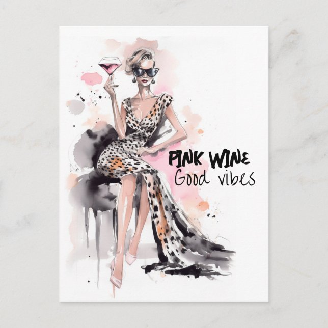 Blond Frau in Leopardenkleid mit Glas Wein Postkarte (Vorderseite)