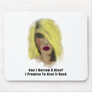 Blonde Bombshell Frau leiht sich einen Kuss Mousepad