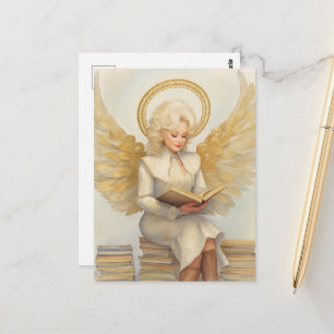 Blonde Engelsfrau sitzt auf Büchern und liest ein Postkarte