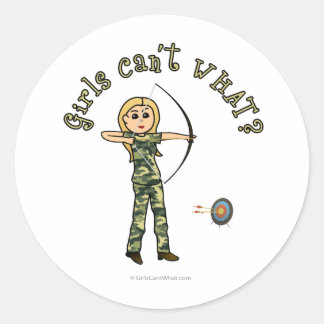 Blonde Female Archery in Camouflage Runder Aufkleber