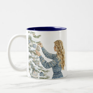 Blonde Frau schmückt Weihnachtsbaum Zweifarbige Tasse