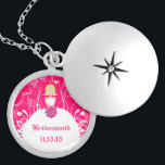 Blonde Fuchsia Wedding Bridesmaid Necklace Medaillon<br><div class="desc">Tastenkombinationen wählen Sie entweder Silver Plated Gold Finish oder Sterling Silver Einzigartige Personalisierte, benutzerdefinierte Wedding Keepake Wedding Party Netaces - um die Hintergrundfarbe zu ändern - klicken Sie auf Anpassen - wählen Sie das letzte Tool aus dem Drop-Down-Menü und wählen Sie aus einer der angezeigten Farben oder geben Sie Ihren...</div>