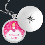 Blonde Fuchsia Wedding Bridesmaid Necklace Medaillon<br><div class="desc">Tastenkombinationen wählen Sie entweder Silver Plated Gold Finish oder Sterling Silver Einzigartige Personalisierte, benutzerdefinierte Wedding Keepake Wedding Party Netaces - um die Hintergrundfarbe zu ändern - klicken Sie auf Anpassen - wählen Sie das letzte Tool aus dem Drop-Down-Menü und wählen Sie aus einer der angezeigten Farben oder geben Sie Ihren...</div>