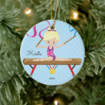 Blonde Gymnast Gymnastik Weihnachtsschmuck<br><div class="desc">Personalisieren & datieren Weihnachtsschmuck mit einem niedlichen blonden Gymnast,  der auf einem Balancestrahl-Set auf einem blauen Polka-Punktehintergrund mit einem Nr. 1-Band gespalten wird. Ein Wunderweihnachtsgeschenk,  das für viele Jahre geschätzt werden wird.</div>