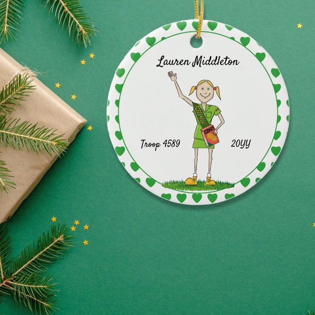 Blonde Junior Girl Pfadfindergestalt Keramik Ornament (Von Creator hochgeladen)