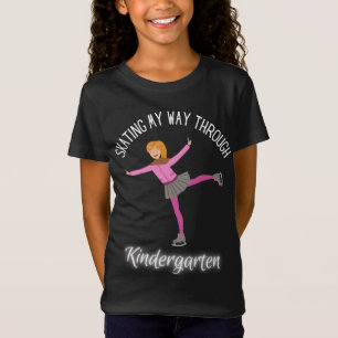 Blonde Mädchen, die auf ihrem Weg durch den Kinder T-Shirt