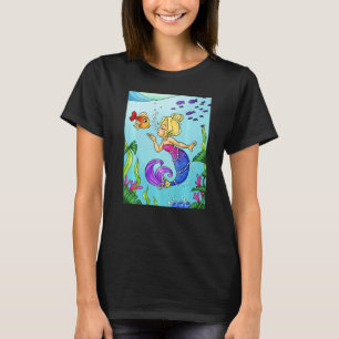 Blonde Meerjungfrau unter Wasser mit schwimmenden T-Shirt