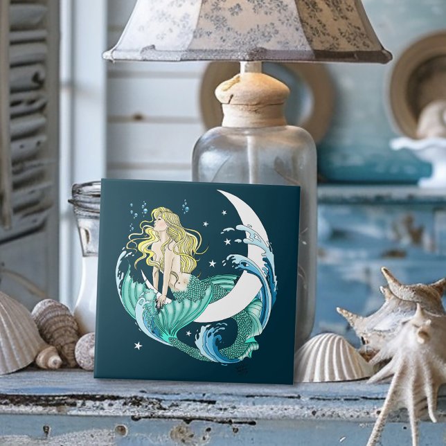 Blonde Mermaid Moon Fantasy Art Deco Fliese (Von Creator hochgeladen)