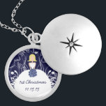 Blonde Navy Musical Wedding 1st Christmas Necklace Versilberte Kette<br><div class="desc">Keepake Necklaces Wählen Sie entweder Silver Plated Gold Finish oder Sterling Silver Unique Personalisiert Custom !st Christmas Gift Wedding Party Necklaces - um die Hintergrundfarbe zu ändern - klicken Sie auf Anpassen - wählen Sie das letzte Tool aus dem Drop-Down-Menü und wählen Sie aus einer der angezeigten Farben oder geben...</div>