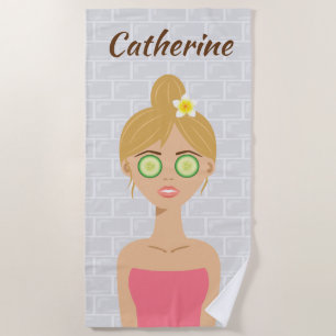 Blonde Niedliche Wellness-Center Girl mit Gurken a Strandtuch