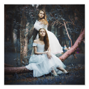 Blonde Schwestern in weißen Kleidern Forest Scene Fotodruck