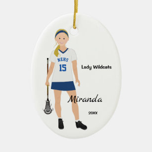 Blonder weiblicher Lacrosse-Spieler in Blauem und Keramik Ornament