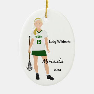 Blonder weiblicher Lacrosse-Spieler in Grünem und Keramik Ornament