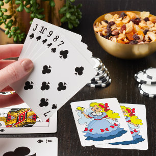 Blondes Mädchen in blauem Prinzessinnenkleid mit S Spielkarten