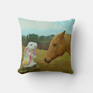 Blondes Pferd und Osterhasen mit Frühlingsblumen Kissen