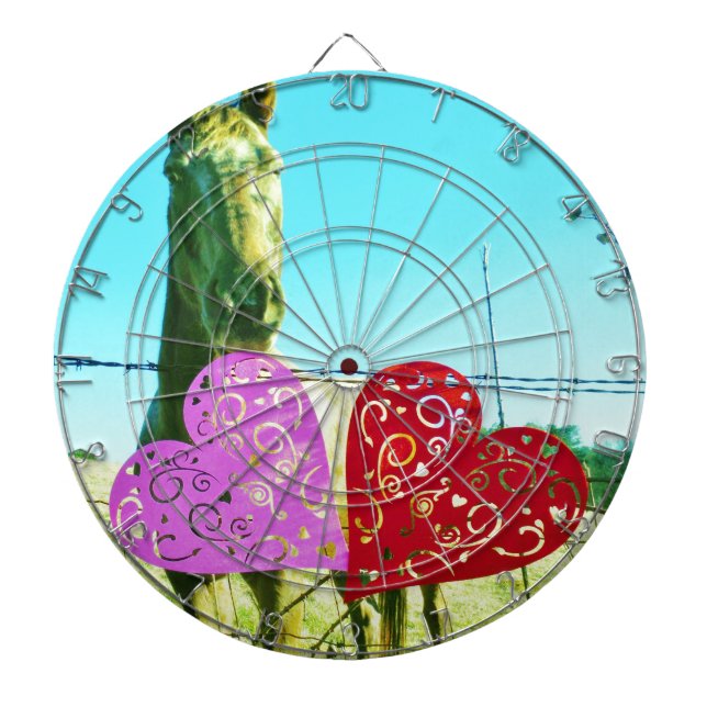 Blondes Pferd und rosa und rote Herzen Dartscheibe (vorne)