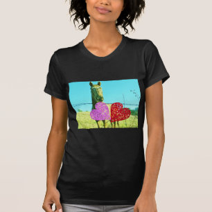 Blondes Pferd und rosa und rote Herzen T-Shirt
