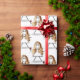 Blondes Strichfigur-Mädchen mit Rotwein Geschenkpapier (Holiday Gift)
