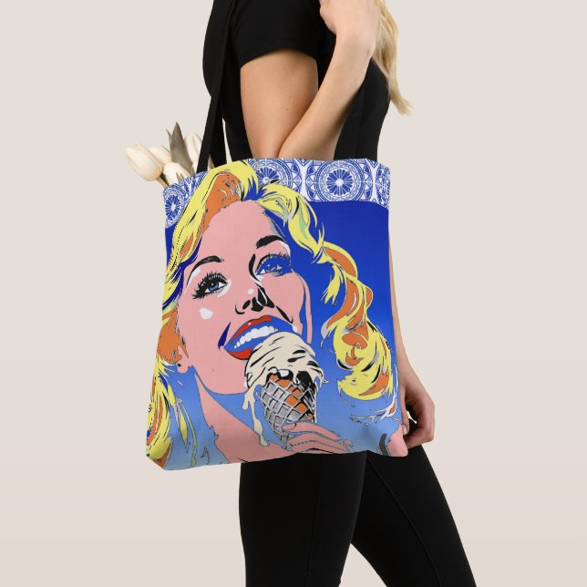 Blondine isst Eis im farbenfrohen Pop-Art-Stil der (Von Nahem)
