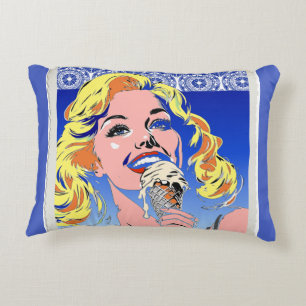 Blondine isst Eis im farbenfrohen Pop-Art-Stil der Dekokissen