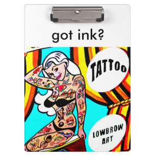 Blondine mit Tätowierungsklemmbrett Klemmbrett