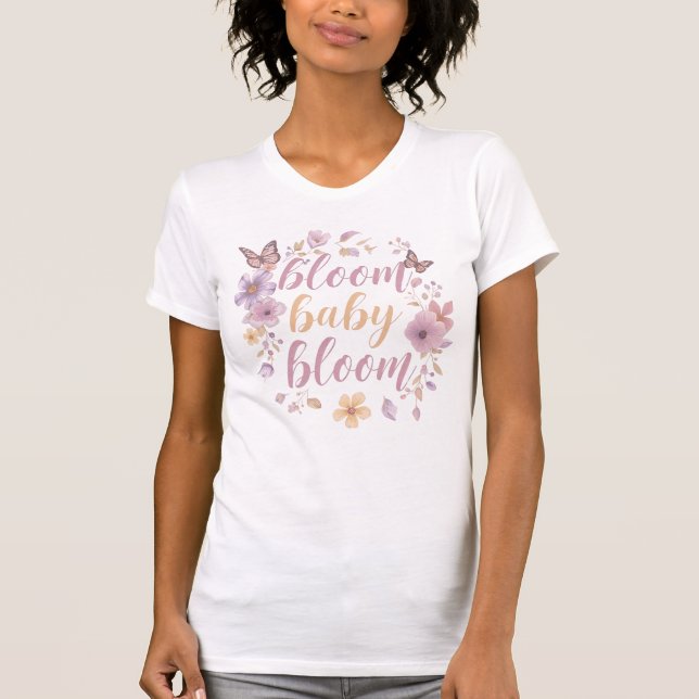 "Bloom Baby Bloom" Floral Butterfly Wreath T-Shirt (Vorderseite)