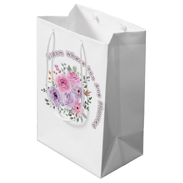 Bloom Where You Are Planted Floral Motivational Qu Mittlere Geschenktüte (Rückseite Schrägansicht)