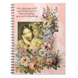 "Blooming all Along" Zitat hübsche Mädchen und Blu Notizblock